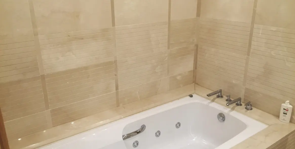 Venta de apartamento en planta media en The Golden Mile 12