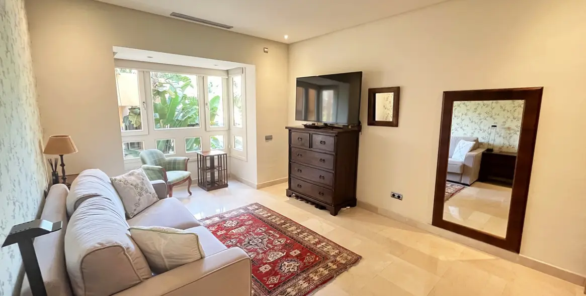 Venta de apartamento en planta media en The Golden Mile 13