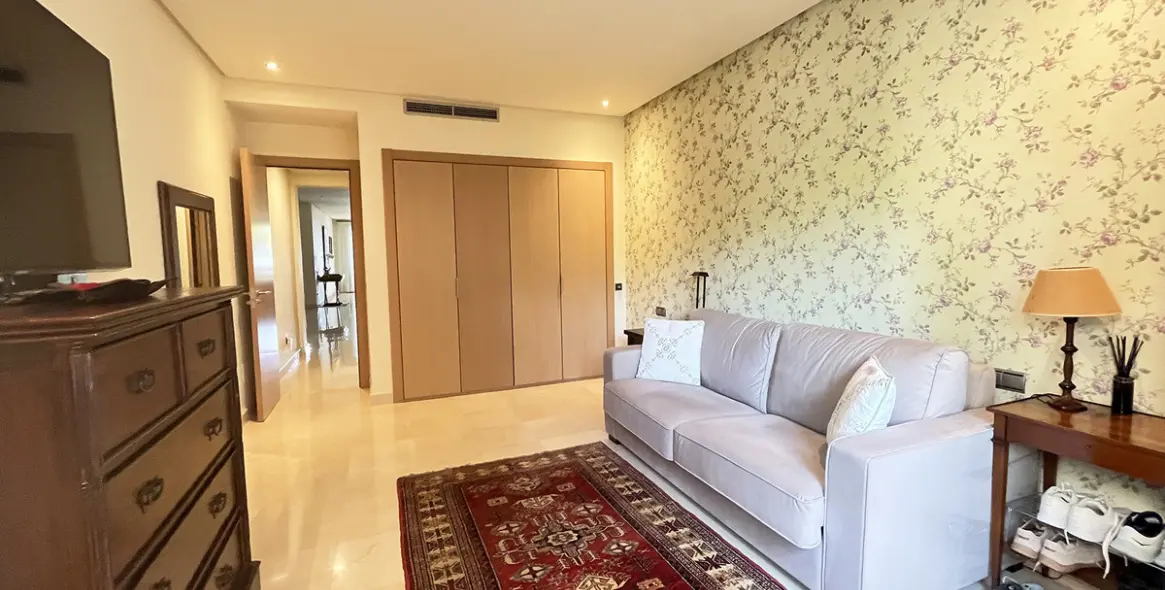 Venta de apartamento en planta media en The Golden Mile 14