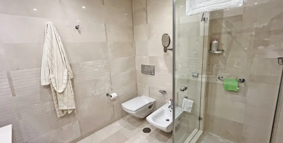 Venta de apartamento en planta media en The Golden Mile 16