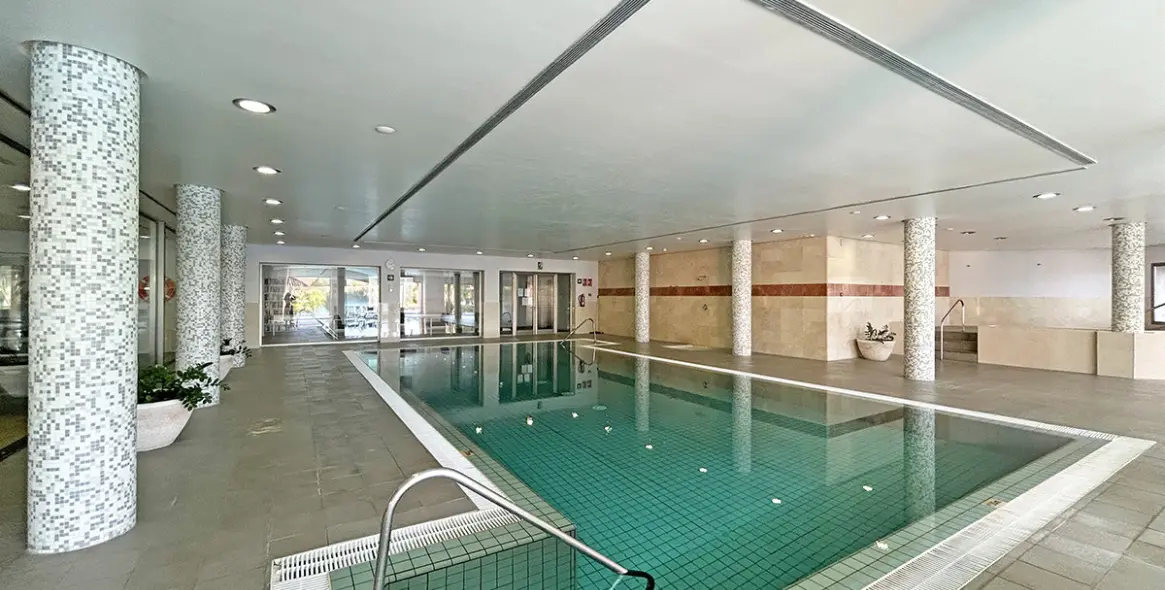 Venta de apartamento en planta media en The Golden Mile 17