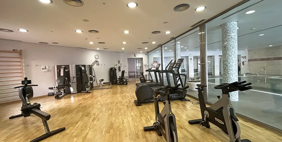 Venta de apartamento en planta media en The Golden Mile 18