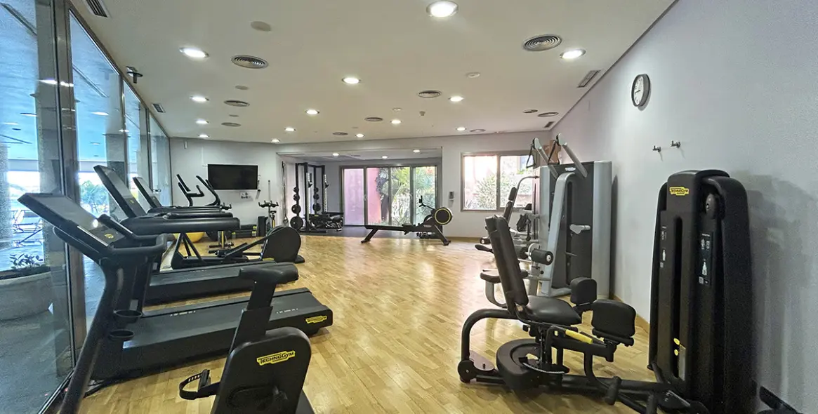 Venta de apartamento en planta media en The Golden Mile 19