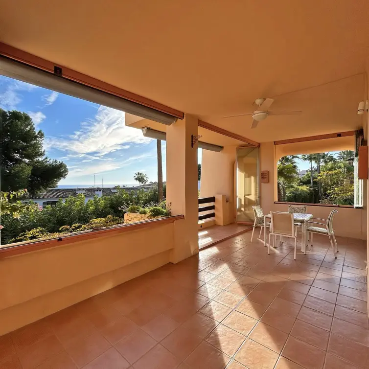 Sale of middle floor apartment in The Golden Mile