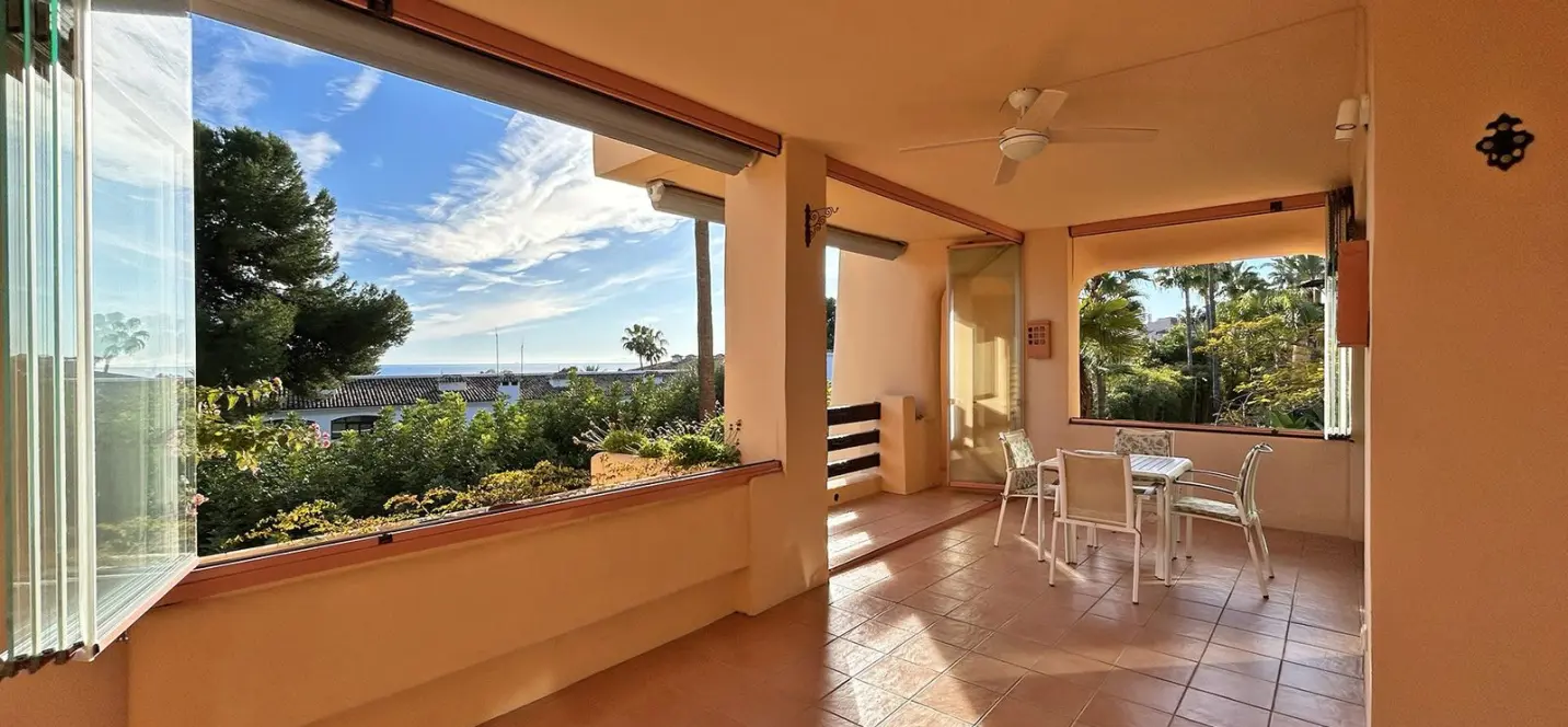 Sale of middle floor apartment in The Golden Mile 1