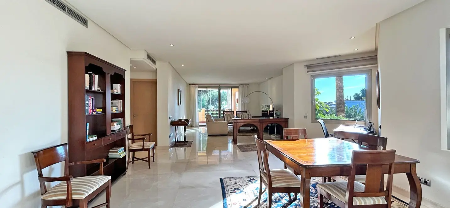 Sale of middle floor apartment in The Golden Mile 3
