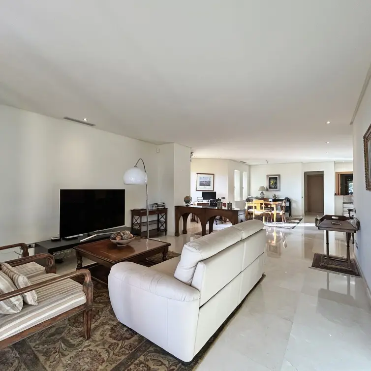 Sale of middle floor apartment in The Golden Mile