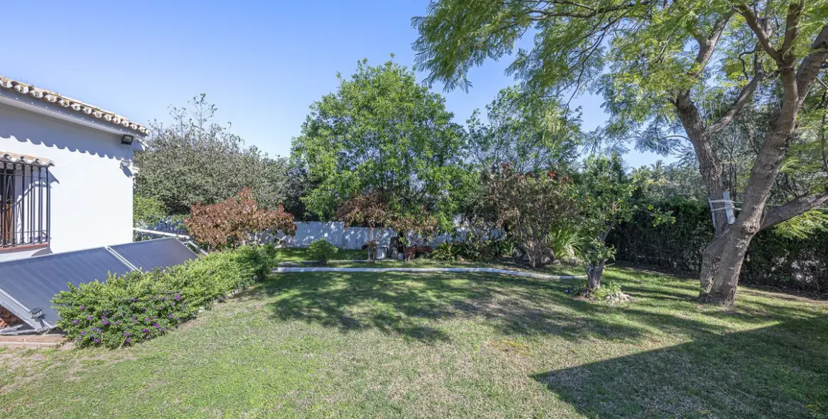 Venta de villa independiente en Guadalmina Alta 24