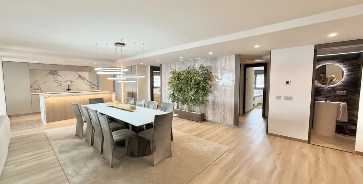 Venta de apartamento en planta media en Puerto Banús 1