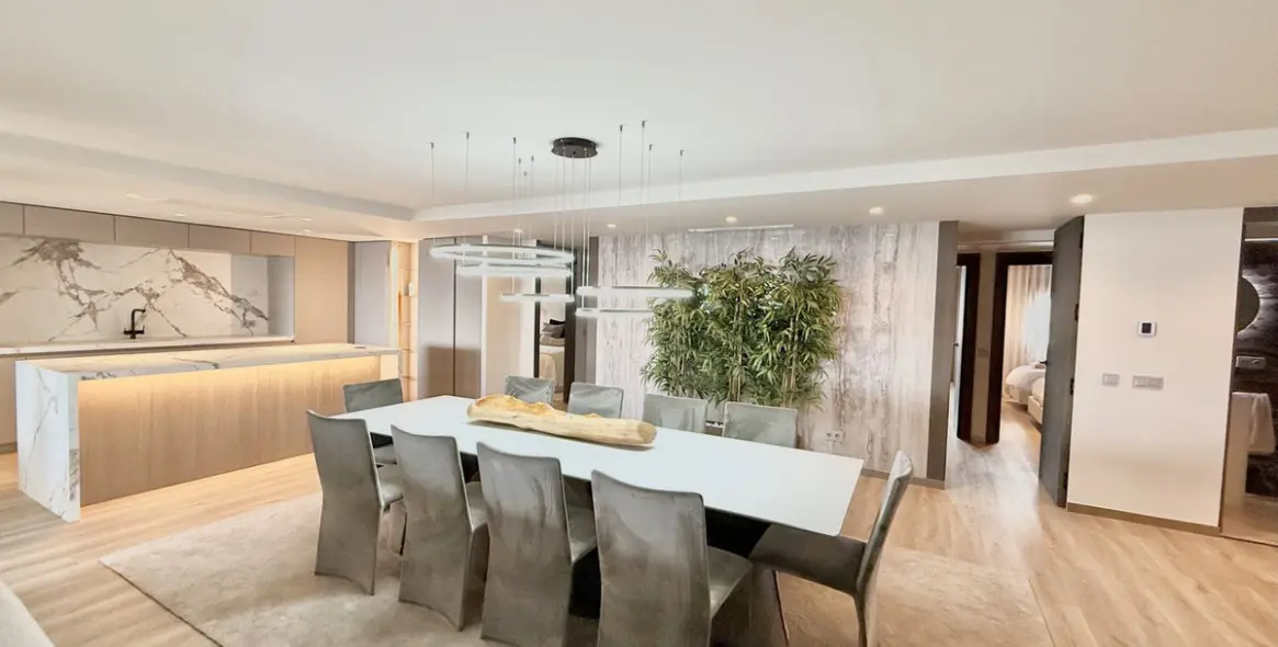 Venta de apartamento en planta media en Puerto Banús 2