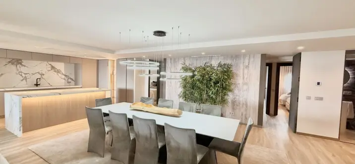 Venta de apartamento en planta media en Puerto Banús 1