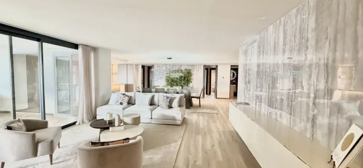 Venta de apartamento en planta media en Puerto Banús 2