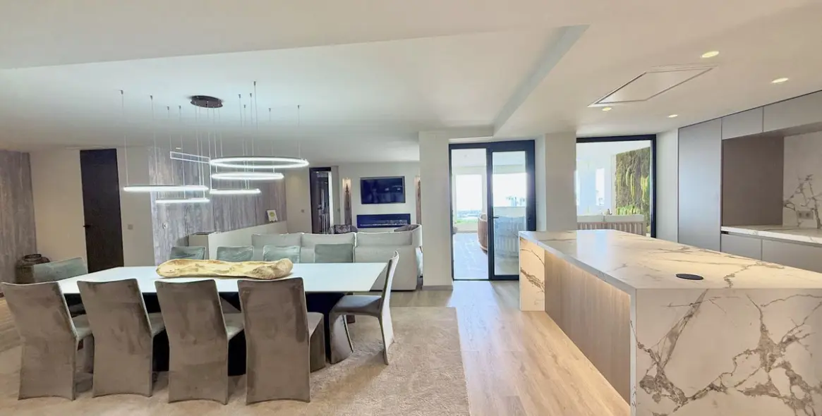 Venta de apartamento en planta media en Puerto Banús 4