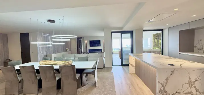 Venta de apartamento en planta media en Puerto Banús 3