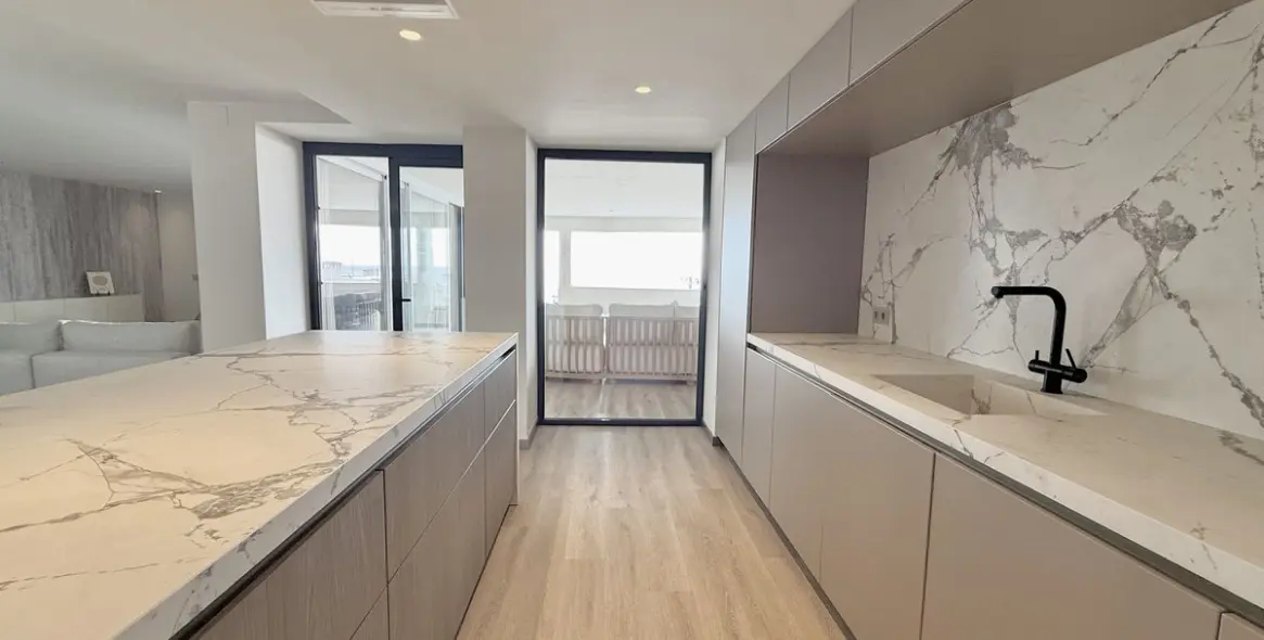 Venta de apartamento en planta media en Puerto Banús 7