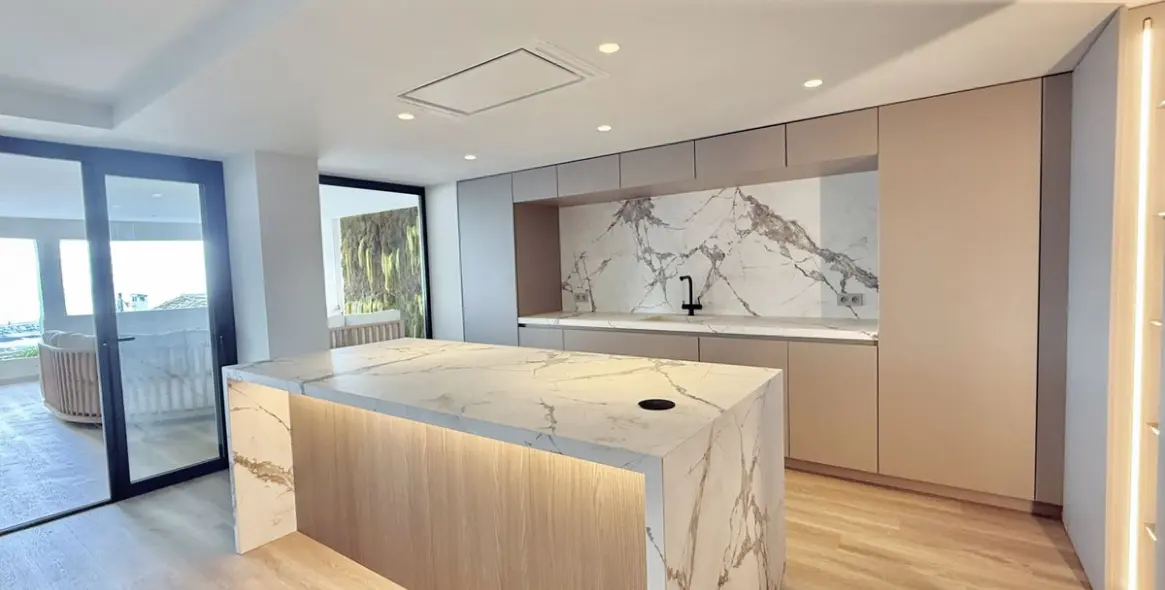 Venta de apartamento en planta media en Puerto Banús 9