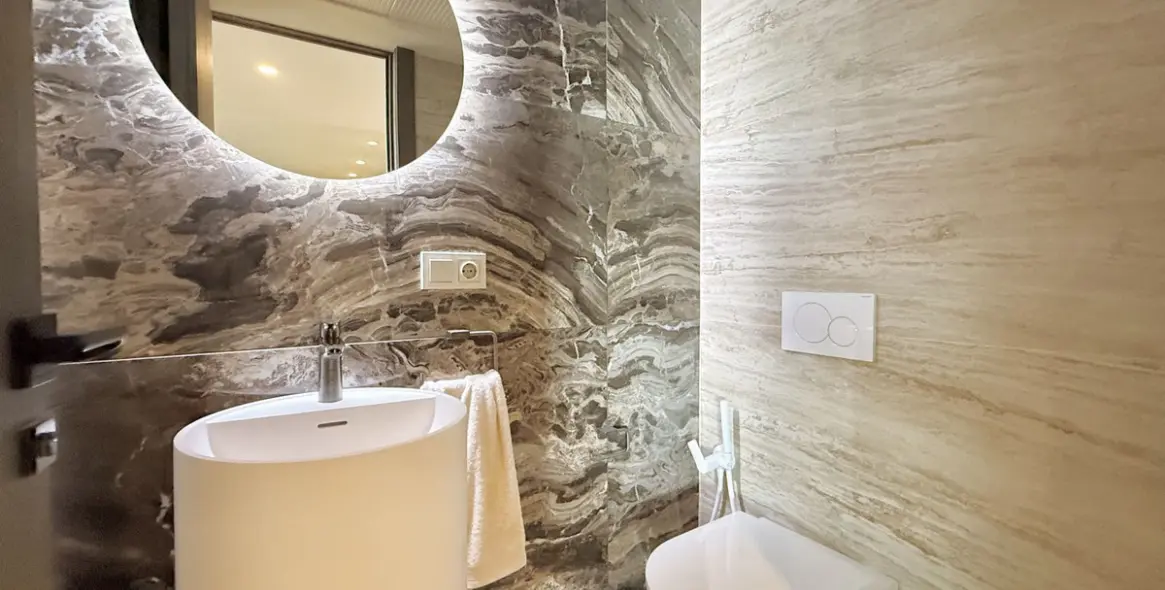 Venta de apartamento en planta media en Puerto Banús 13