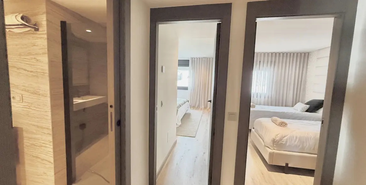 Venta de apartamento en planta media en Puerto Banús 14