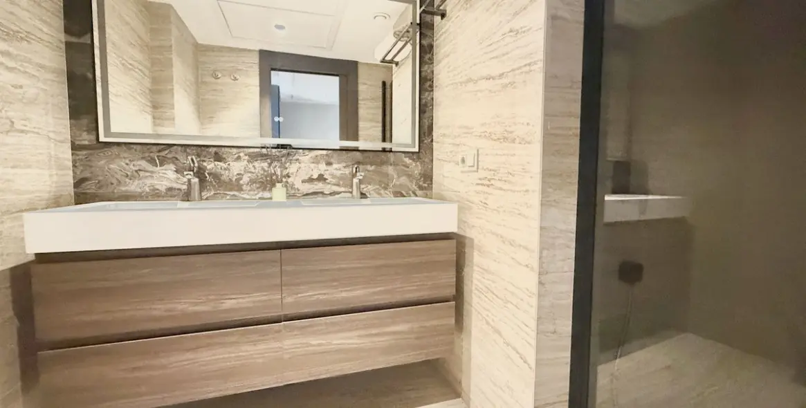 Venta de apartamento en planta media en Puerto Banús 16