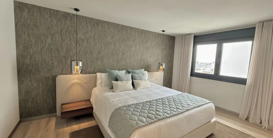 Venta de apartamento en planta media en Puerto Banús 18