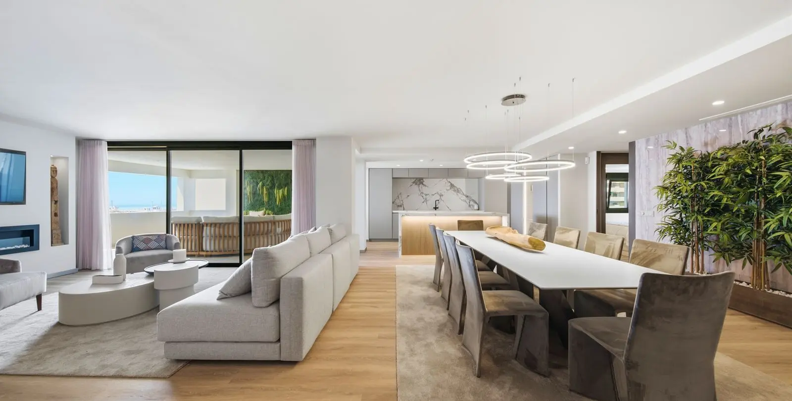Venta de apartamento en planta media en Puerto Banús 1