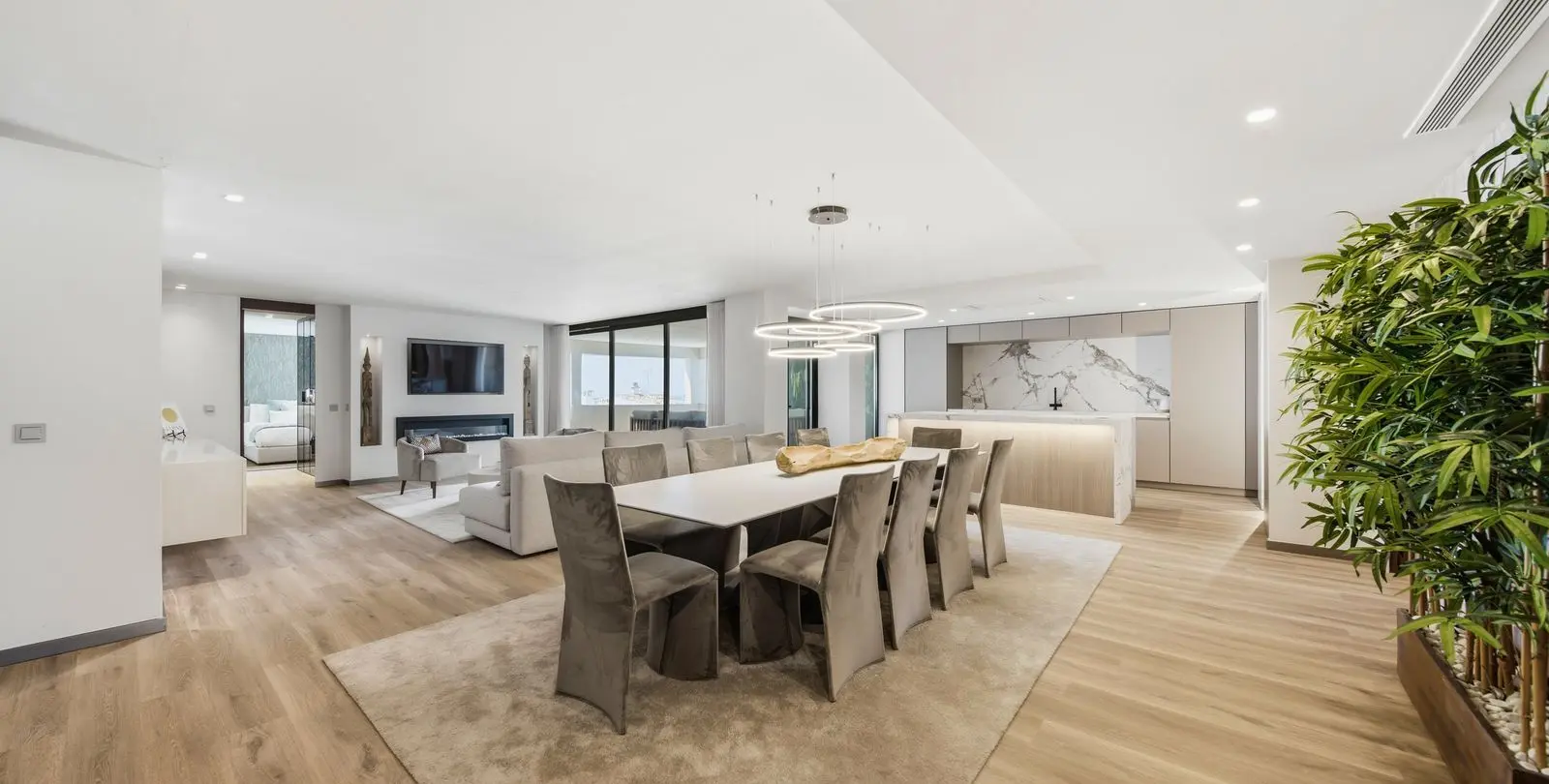 Venta de apartamento en planta media en Puerto Banús 2