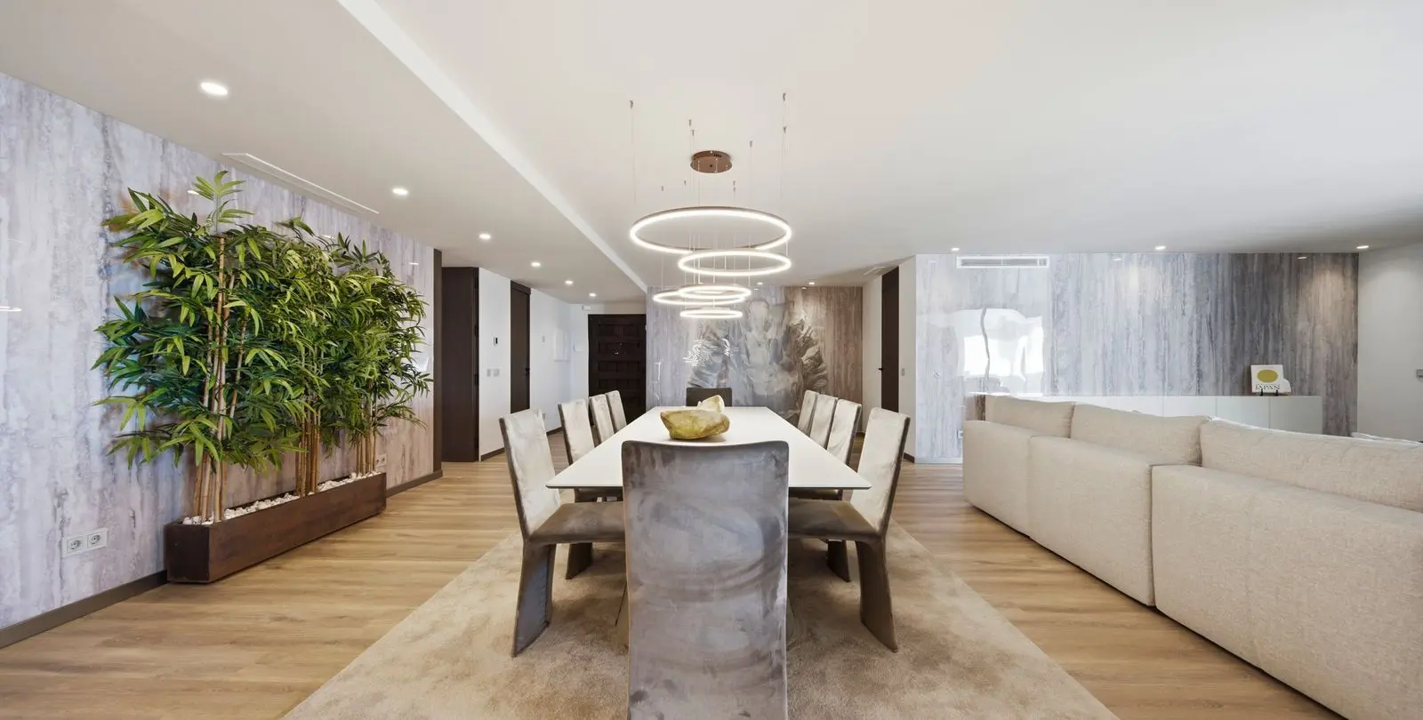 Venta de apartamento en planta media en Puerto Banús 3