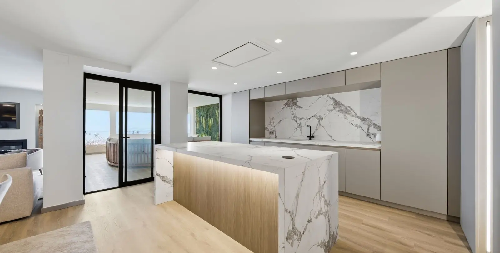 Venta de apartamento en planta media en Puerto Banús 5