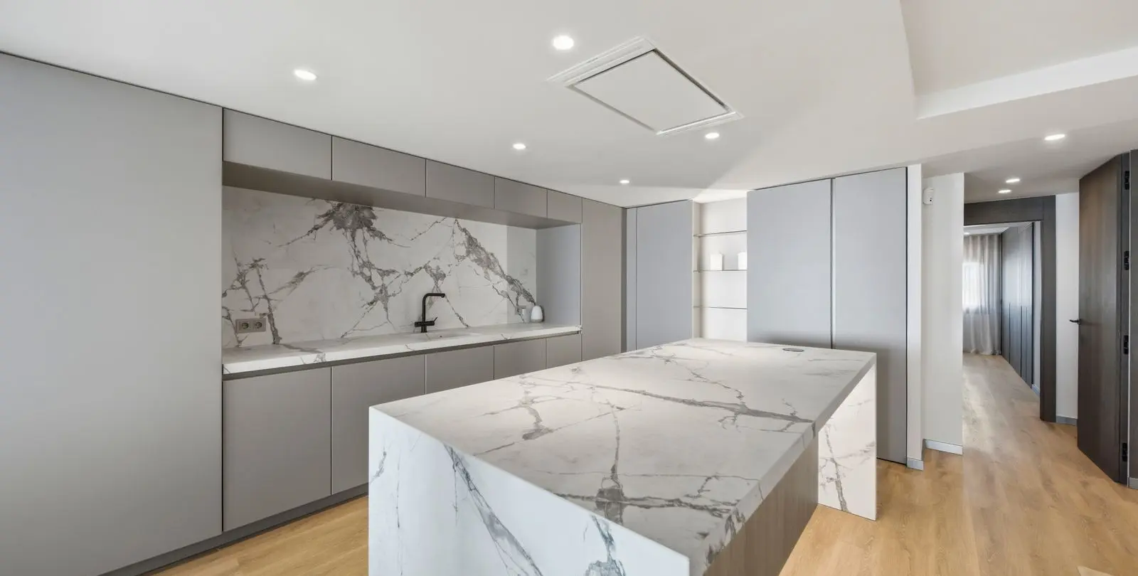 Venta de apartamento en planta media en Puerto Banús 6
