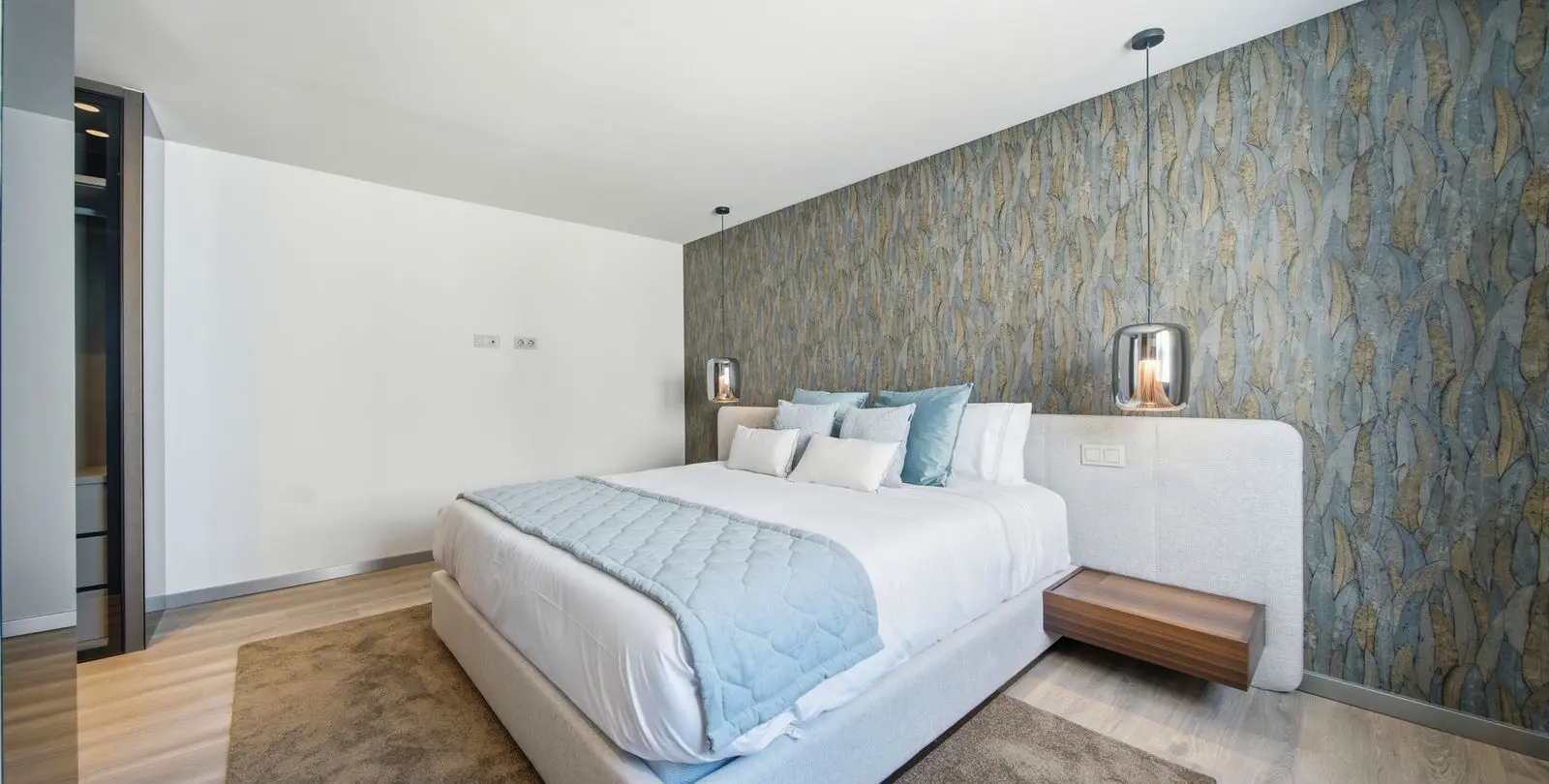Venta de apartamento en planta media en Puerto Banús 13