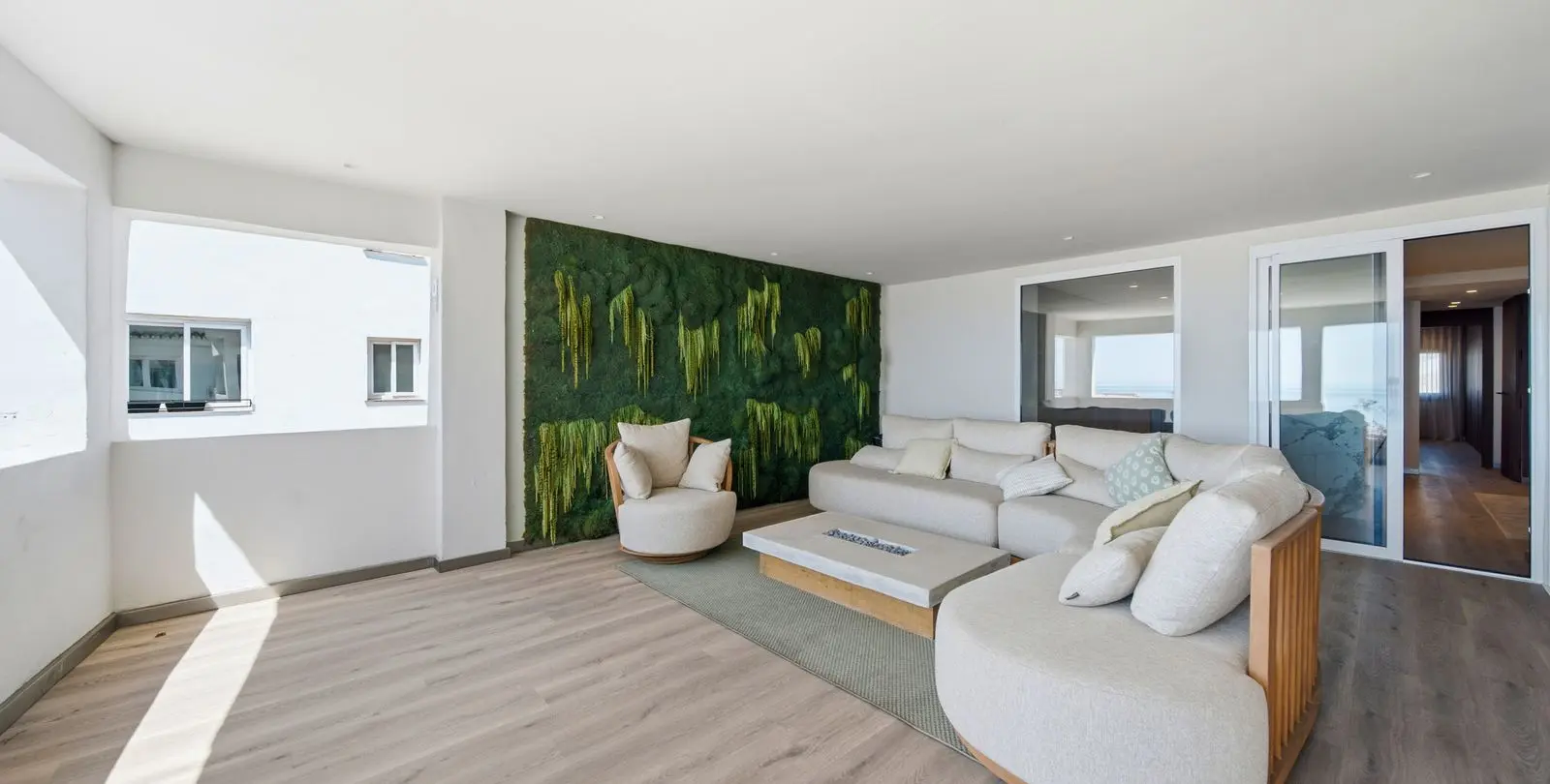Venta de apartamento en planta media en Puerto Banús 14