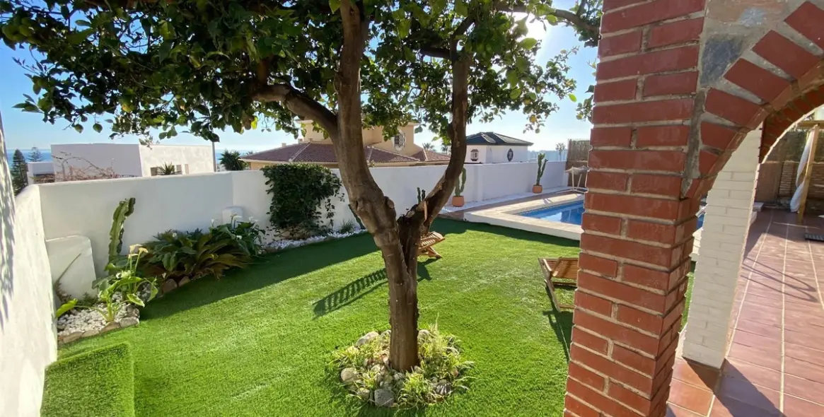 Продажа  отдельно стоящей виллы в Rincón de la Victoria 24