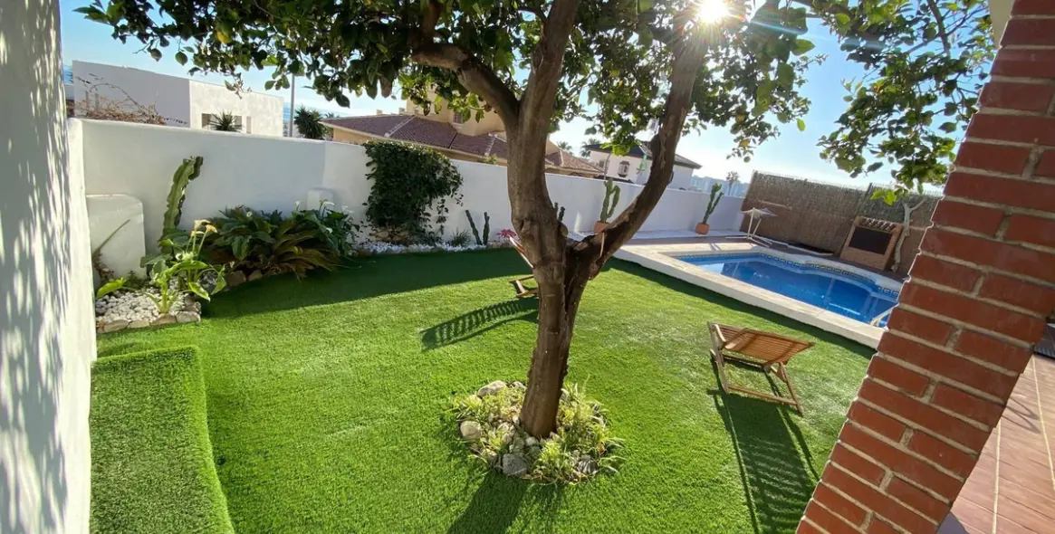 Продажа  отдельно стоящей виллы в Rincón de la Victoria 25