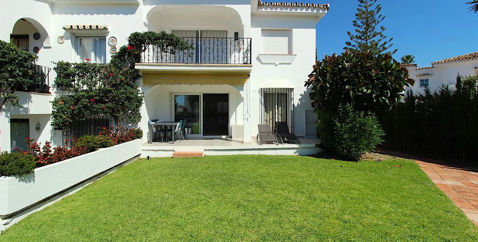 Venta de apartamento en planta baja en El Paraiso 25