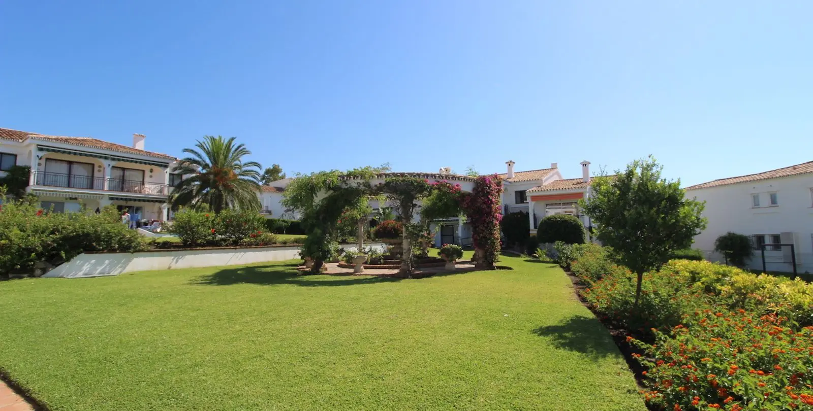 Venta de apartamento en planta baja en El Paraiso 28