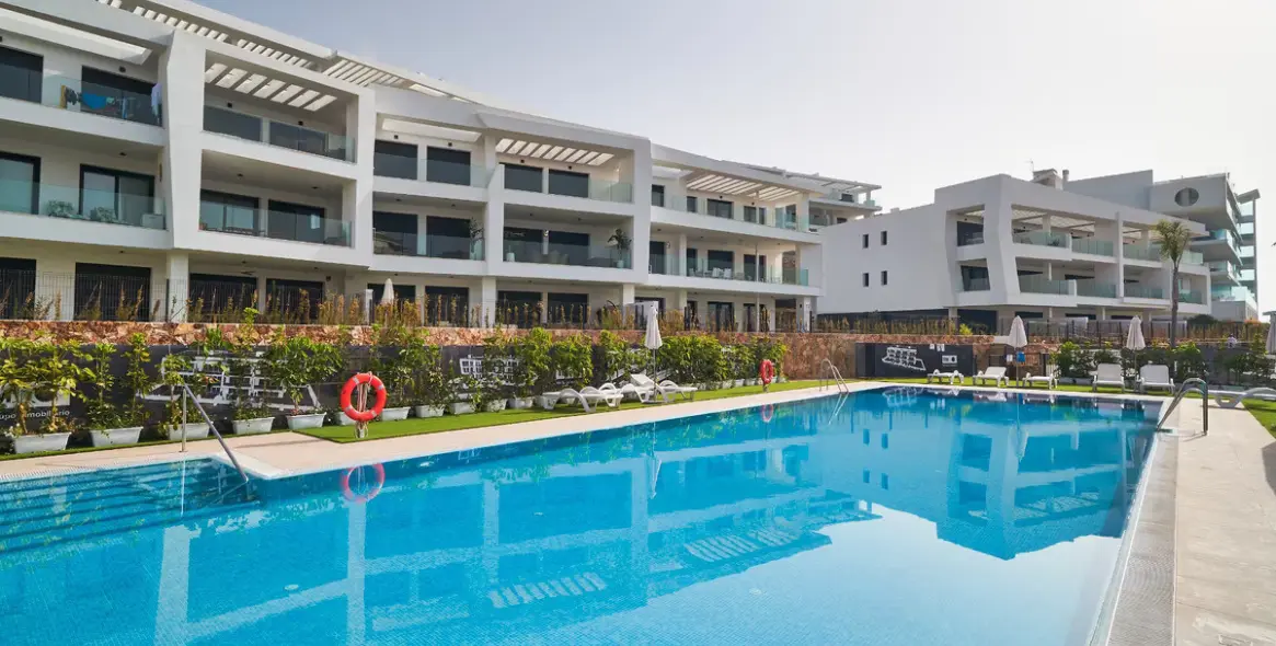 Sale of middle floor apartment in Fuengirola 1