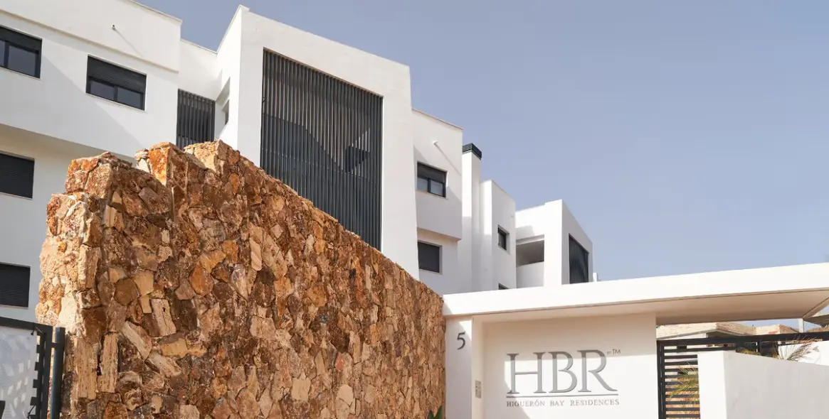 Sale of middle floor apartment in Fuengirola 2