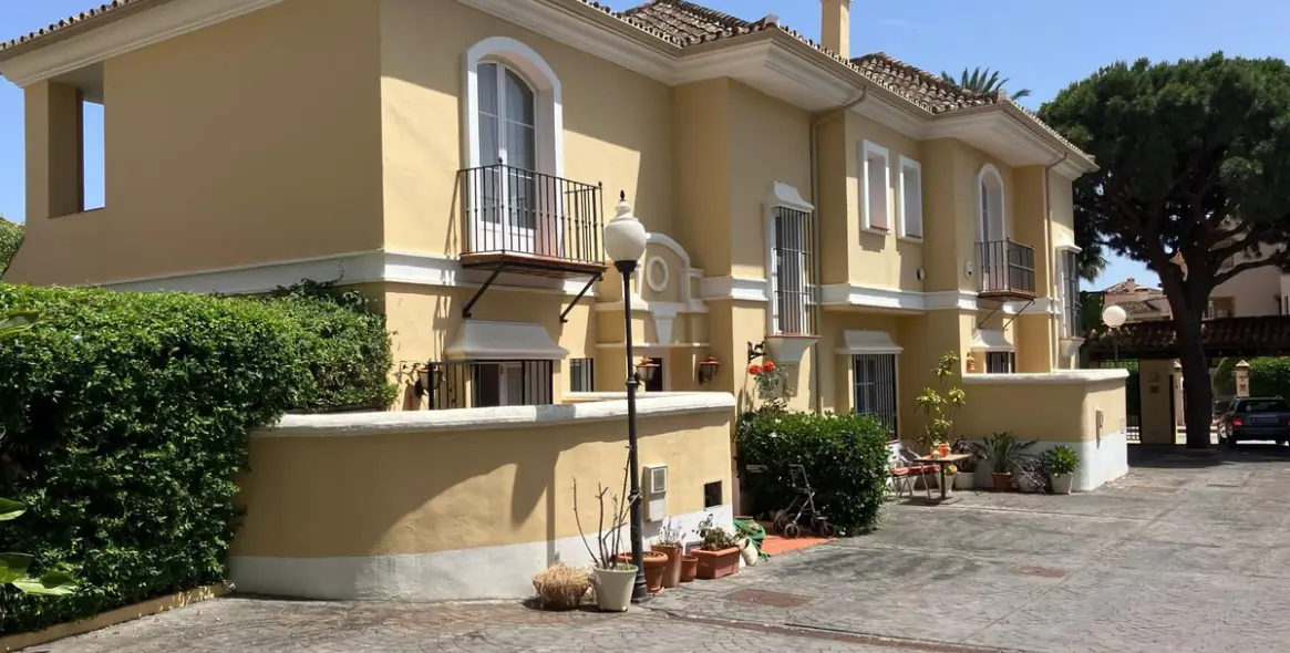 Sale of semi-detached house in Elviria 2