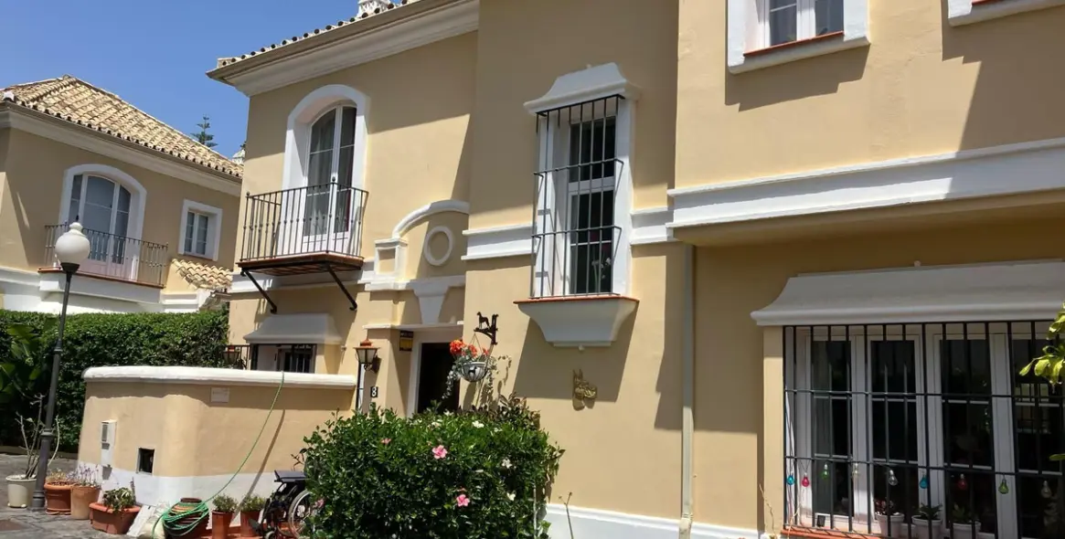 Sale of semi-detached house in Elviria 3