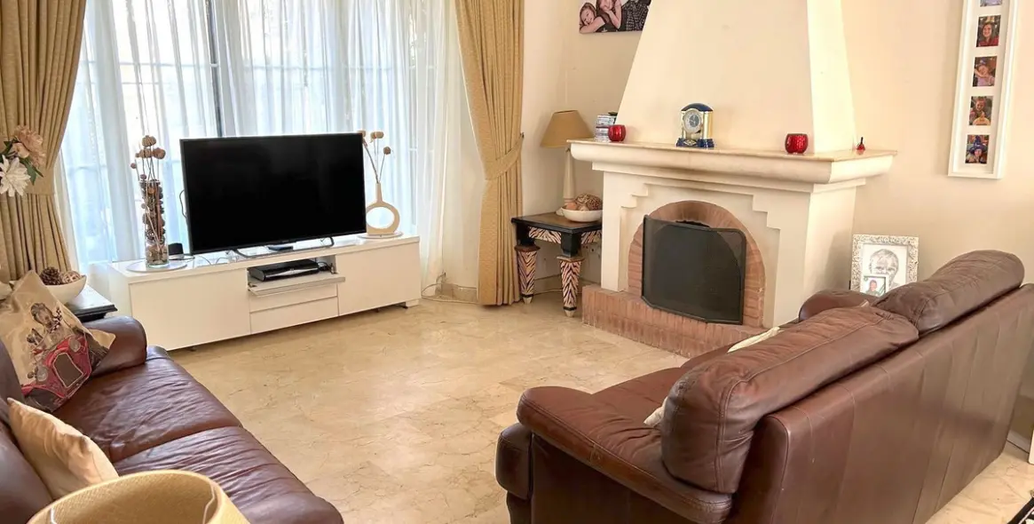 Sale of semi-detached house in Elviria 4