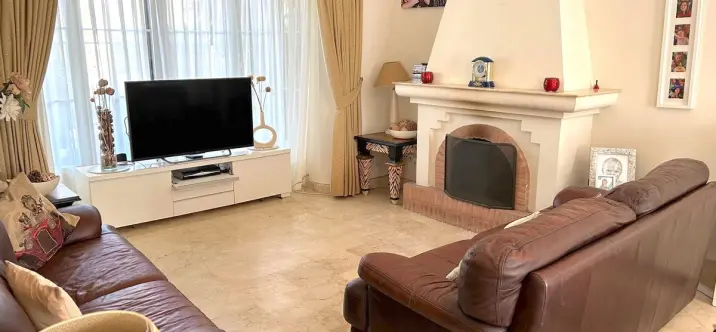 Sale of semi-detached house in Elviria 3