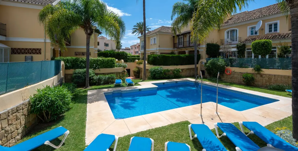 Sale of semi-detached house in Elviria 20