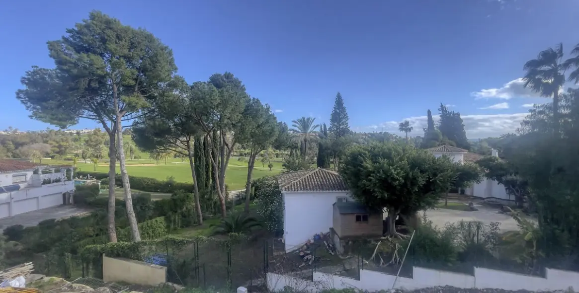 Sale of detached villa in El Paraiso 6