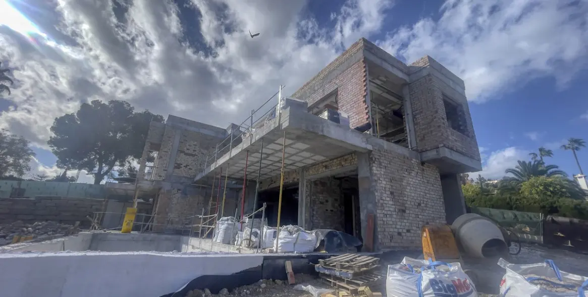 Sale of detached villa in El Paraiso 13