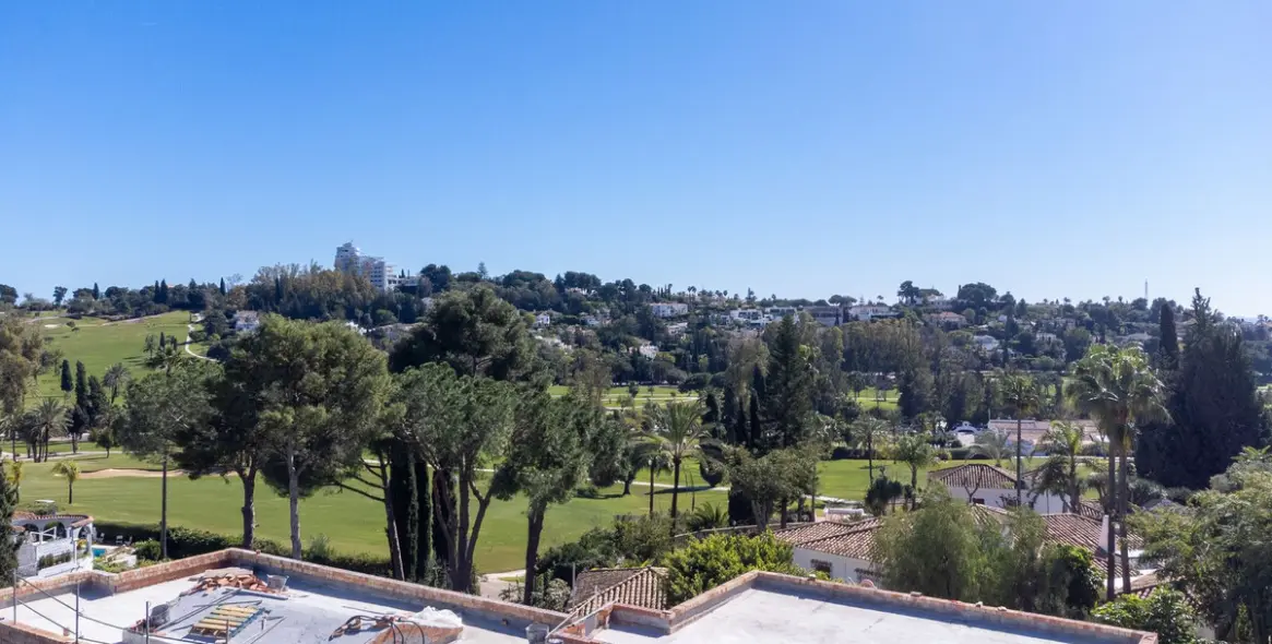 Sale of detached villa in El Paraiso 19