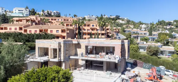 Sale of detached villa in El Paraiso 1