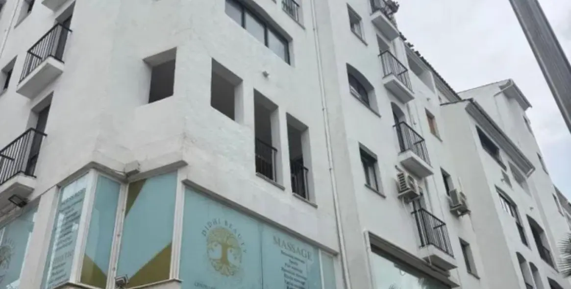 Venta de apartamento en planta media en Puerto Banús 1