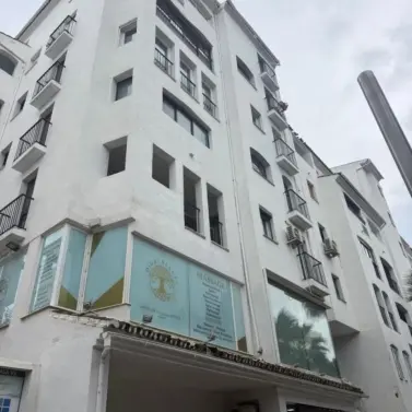 Venta de apartamento en planta media en Puerto Banús