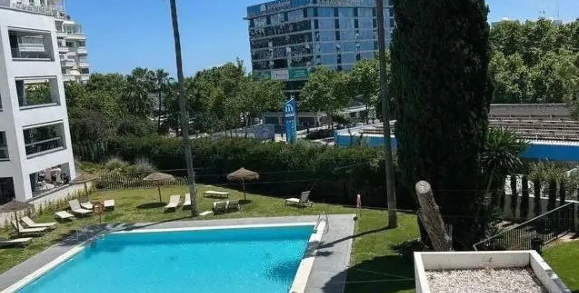 Venta de apartamento en planta media en Marbella 1
