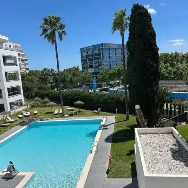 Venta de apartamento en planta media en Marbella